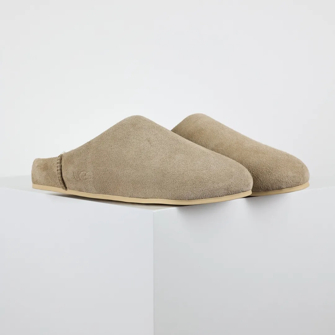 Local self-pickup💰560 Core recommended good price Independently developed original outsole, cashmere insole, keeping warm in winter, suitable for home use. In recent years, uug has launched a style series, which is partially skewed towards the preferences of young consumers, and has also been at the forefront of fashion trends. Shoe body material, water-repellent coated suede upper, 17mm UGGPURE™ implanted wool insole, lightweight non-slip and comfortable rubber outsole, with brand LOGO, complete packaging, size: 35 36 37 38 39 40